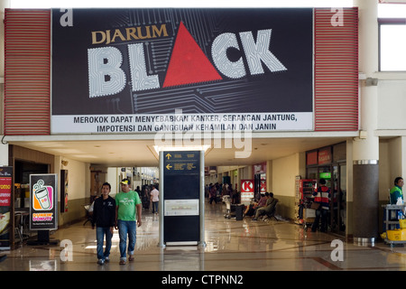 Grand panneau publicitaire Publicité la promotion de marque de cigarettes au terminal de l'aéroport surabaya indonésie java Banque D'Images