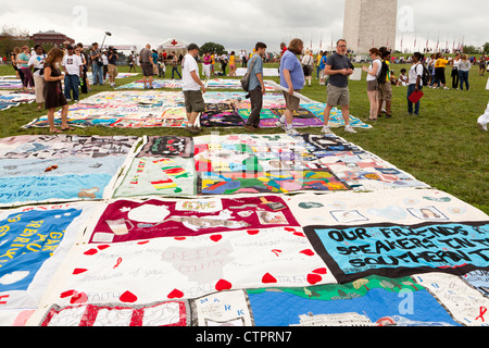 AIDS Memorial Quilt panneaux sont mis sur l'affichage sur le Mall pour marquer son 25e anniversaire Banque D'Images