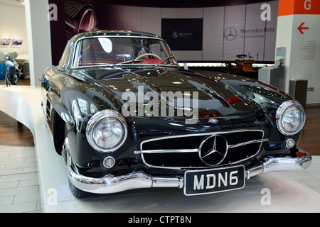 Mercedes-Benz World, Brooklands, Weybridge, Surrey, Angleterre, Royaume-Uni Banque D'Images