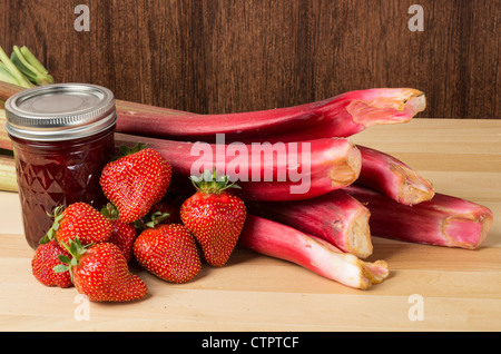 La rhubarbe fraise confiture ou gelée avec fraises et rhubarbe Banque D'Images