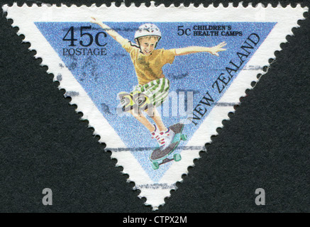 Nouvelle Zélande - circa 1995 : timbre imprimé en Nouvelle-Zélande, montre un enfant équitation une planche à roulettes, circa 1995 Banque D'Images