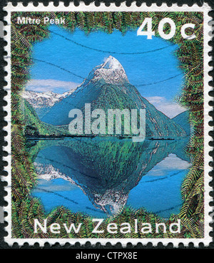 Nouvelle Zélande - circa 1995 : timbre imprimé en Nouvelle-Zélande, montre Mitre Peak, circa 1995 Banque D'Images