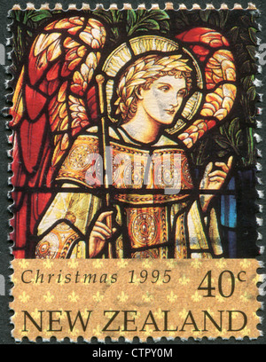 Un timbre imprimé en Nouvelle-Zélande, est dédiée à Noël, vitraux, représente l'Archange Gabriel, circa 1995 Banque D'Images