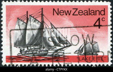 Nouvelle Zélande - circa 1975 : timbre imprimé en Nouvelle-Zélande, montre un voilier 'Le lac Érié', circa 1975 Banque D'Images