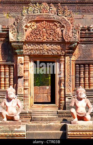 Au temple de Banteay Srey sculptures Banque D'Images