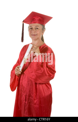 L'éducation des adultes young female college graduate student avec diplôme en main. Robe pourpre journalisme conseils principaux Banque D'Images