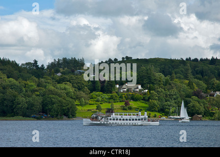 Teal MV passant large Leys, HQ de Windermere Motor Yacht Racing Club, Lake District, Cumbria, Angleterre, Royaume-Uni Banque D'Images
