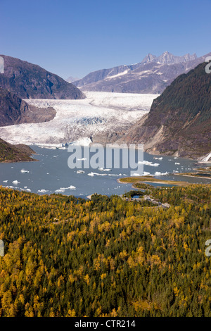 Vue aérienne de Mendenhall Glacier et le glacier de Mendenhall Visitor Centre, Juneau, Alaska du Sud-Est, l'automne Banque D'Images