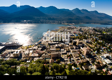 Vue aérienne du centre-ville de Juneau et canal Lynn à l'Ouest, le sud-est de l'Alaska, l'été Banque D'Images