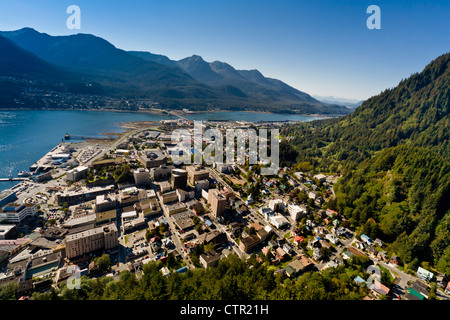 Vue aérienne du centre-ville de Juneau et canal Lynn à l'Ouest, le sud-est de l'Alaska, l'été Banque D'Images