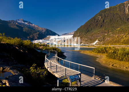 Passerelle d'interprétation à Mendenhall Glacier Visitor Centre, Juneau, Alaska du Sud-Est, l'automne Banque D'Images