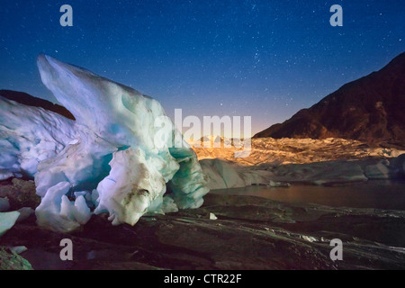 Vue Twilight terminus Mendenhall Glacier gros iceberg en premier plan ciel étoilé au-dessus du sud-est de l'Alaska Juneau Automne Banque D'Images