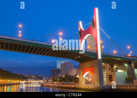 La Salve Bridge (pont Zubizuri à distance) à Bilbao (Pays Basque, Espagne Banque D'Images