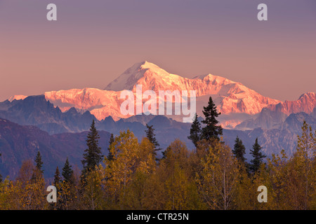 Pittoresque Panorama lever du soleil sur le Mt McKinley de l'Alaska comme vu Veterans Memorial en Denali State Park Winter Automne Banque D'Images