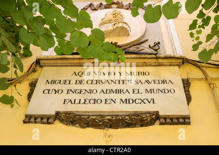 En dehors de la plaque chambre à Madrid, en Espagne, où l'écrivain Miguel de Cervantes Saavedra a vécu et est mort. Banque D'Images