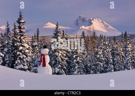 Vue panoramique sur les montagnes de Chugach snowman wearing scarf top hat en premier plan Anchorage Winter Winter Banque D'Images