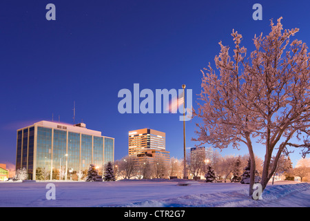 Vue sur le centre-ville d'Anchorage Delaney Parkstrip avec en arrière-plan, au crépuscule, Southcentral Alaska, Winter Banque D'Images