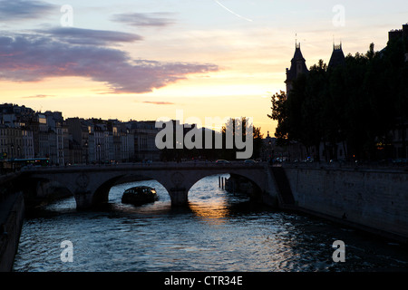 Un pont sur la Seine à Paris, France Banque D'Images