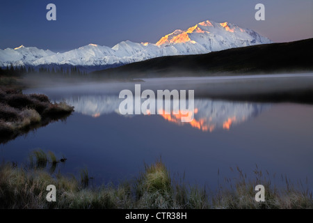 Alpenglow tôt le matin sur le secteur nord d'Mt McKinley reflet dans Wonder Lake Parc National Denali Préserver l'intérieur de l'Alaska Fall Banque D'Images