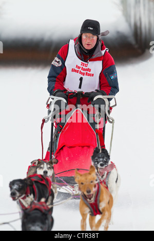 Chezik Fourrure Ken winner Rondy Champion du Monde Sled Dog Race mushes son équipe par l'intermédiaire de l'Ambassadeur de route pont dans Anchorage Banque D'Images