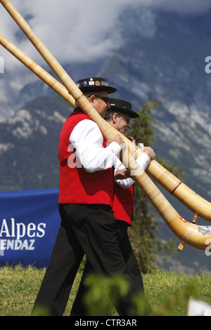 Joueurs de cor des alpes en costume traditionnel à la festival de cor des Alpes dans les Alpes de Nendaz, Valais, Suisse Banque D'Images