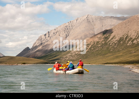 Les gens de rafting sur la fourche du marais de la rivière Canning dans la chaîne de Brooks, l'Arctic National Wildlife Refuge, en Alaska, l'été Banque D'Images