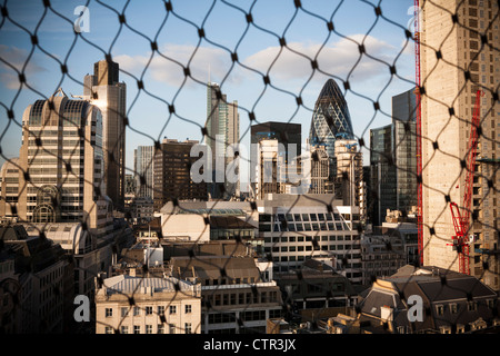 Une vue sur les toits de la ville de Londres dont le fameux gherkin building depuis le sommet du monument et de clôture. Banque D'Images