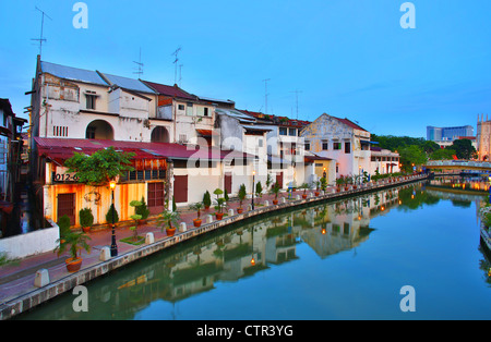 Édifices du patrimoine sur rivière Melaka en Melaka, Malaisie. Banque D'Images