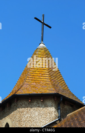 Croix sur petit clocher d'église du Bon Pasteur à Shoreham. West Sussex. L'Angleterre Banque D'Images