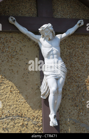 Crucifix en dehors de l'Église Bon Pasteur à Shoreham. West Sussex. L'Angleterre Banque D'Images