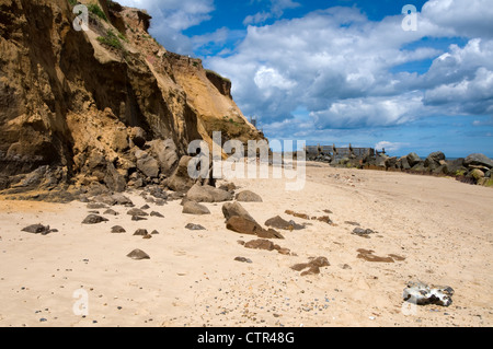 Les récentes chutes de pierres et glissements de terrain sur la plage à Happisburgh sur la côte de Norfolk East Anglia Banque D'Images