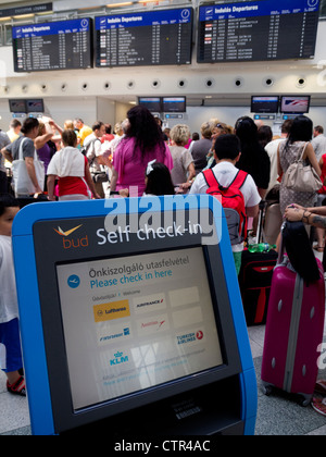 Les passagers de l'aéroport international Liszt Ferenc de Budapest terminal 2b de l'intérieur, la Hongrie, l'Europe de l'Est Banque D'Images