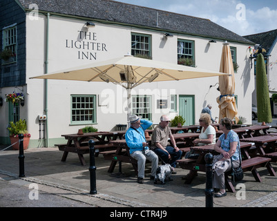 L'Inn, chambre à Topsham, quatre adultes à l'extérieur de détente, dans le sud du Devon, Angleterre, Royaume-Uni. Banque D'Images