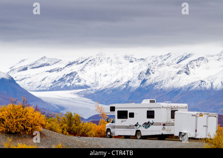Camping garée devant Maclaren Maclaren River Lodge en arrière-plan Glacier Denali Highway Winter Automne Banque D'Images