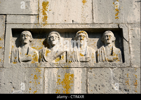 Italie, Basilicate, Venosa, bas relief médiéval sur le mur de l'église inachevée Banque D'Images