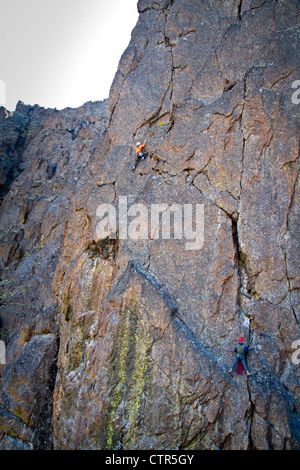 Deux hommes l'escalade un mur de roche verticale sur la cale, les montagnes Chugach, Southcentral Alaska, automne Banque D'Images