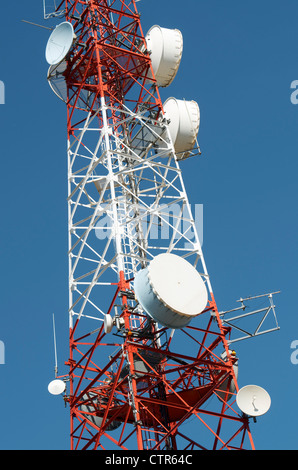 Vue du bas d'une tour de télécommunication avec un ciel bleu clair, La Muela, Saragosa, Aragon, Espagne Banque D'Images