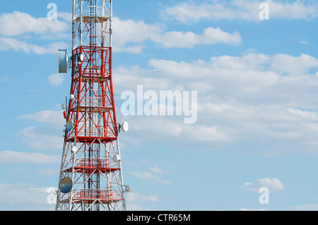 Vue du bas d'une tour de télécommunication avec un ciel bleu, La Muela, Saragosa, Aragon, Espagne Banque D'Images