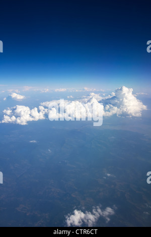 Ciel bleu au-dessus des nuages blancs Banque D'Images