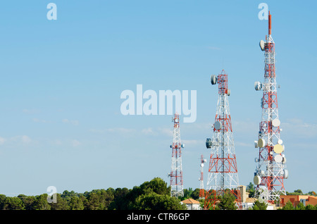 Vue de dessous d'une des tours de télécommunication avec un ciel bleu, La Muela, Saragosa, Aragon, Espagne Banque D'Images