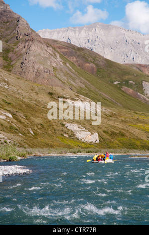 Les gens de rafting sur la fourche du marais de la rivière Canning dans la chaîne de Brooks, l'Arctic National Wildlife Refuge, en Alaska, l'été Banque D'Images