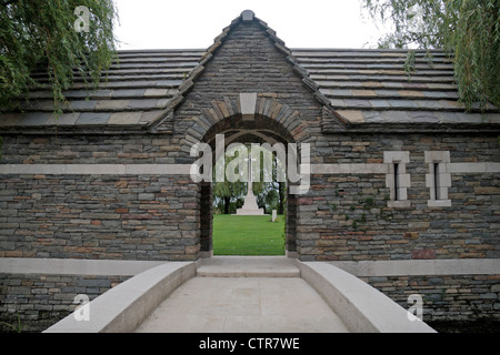 Croix du Sacrifice vu à travers l'arche de pierre dans le bâtiment d'entrée Le Trou de secours du cimetière, près de Petillon, France. Banque D'Images