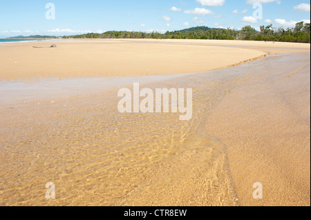 Un petit ruisseau séparant les plages de Wongaling et nord Mission à Mission Beach, Queensland, Sports et loisirs Banque D'Images