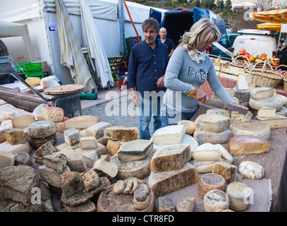 Échoppe de marché la vente d'une variété de fromages de montagne traditionnelle à vendre dans un marché dans les régions rurales de Oulx, Piemonte, Italie Banque D'Images