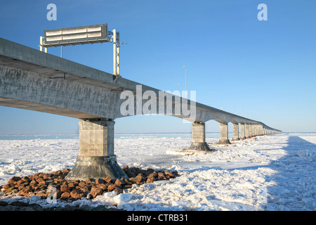 Pont de la Confédération qui relie le Nouveau-Brunswick et l'île en hiver. Banque D'Images