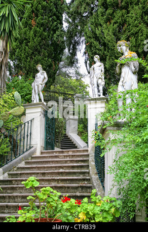 Des statues d'inspiration classique sur le terrain de l'Achillion Palace sur l'île de Corfou. Banque D'Images