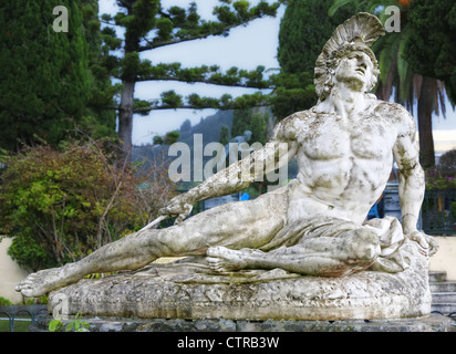 Statue d'achille meurt, une balle dans le pied avec une flèche. Situé dans les jardins de l'Achillion Palace, Corfou, Grèce. Banque D'Images