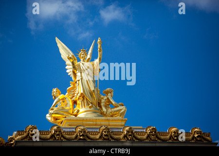 Un toit sculpture sur le Palais Garnier (Opéra de Paris), à Paris, France Banque D'Images