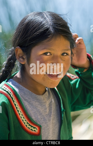 Uros fille des îles flottantes sur le lac Titicaca, près de Puno, Pérou Banque D'Images