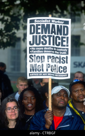 Démo et procession à la mémoire de personnes qui ont trouvé la mort en garde à vue, en prison ou en hôpital psychiatrique, Londres, Royaume-Uni. 27 octobre 2001. Banque D'Images